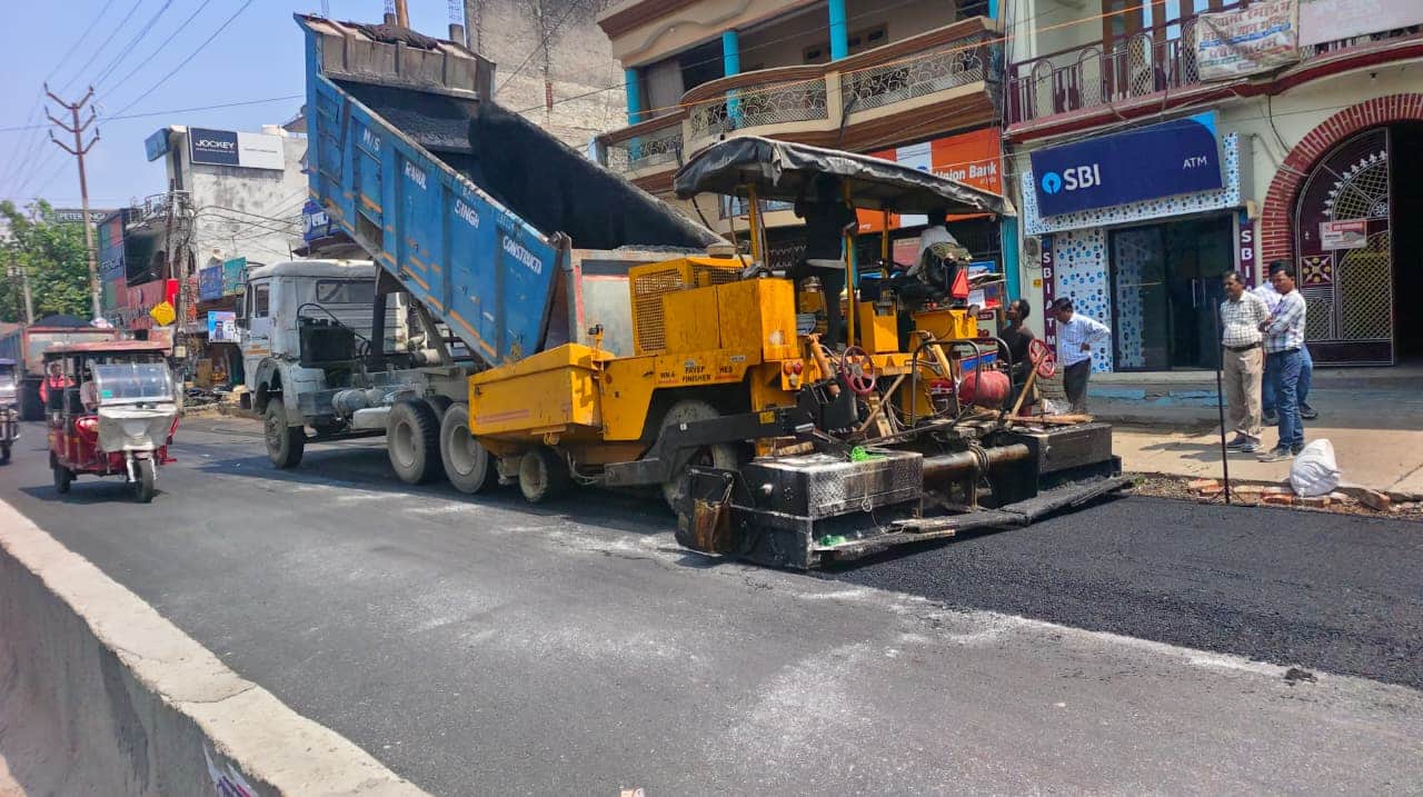 राजापुर मार्ग पर चल रहा कार्य। संवाद