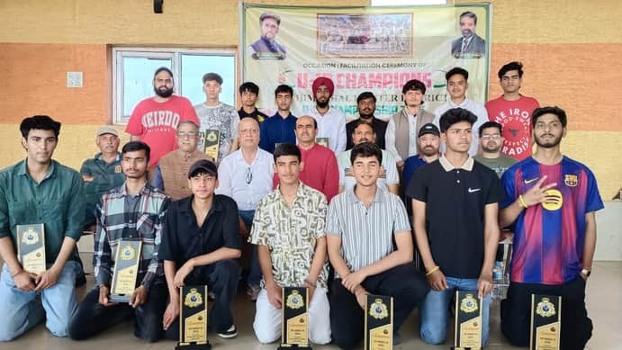 राज्य स्तरीय चैंपियन बनकर वापिस लौटी सिरमौर क्रिकेट टीम संघ के पदाधिकारियों के साथ। संवाद