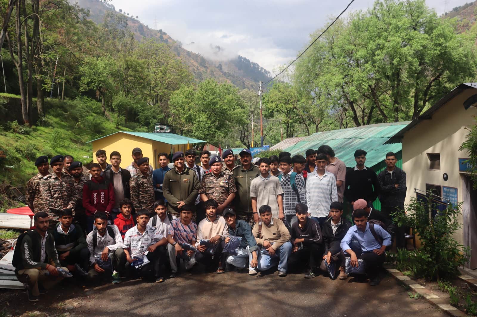   सीआरपीएफ के भर्ती प्रशिक्षण शिविर में शामिल युवा।