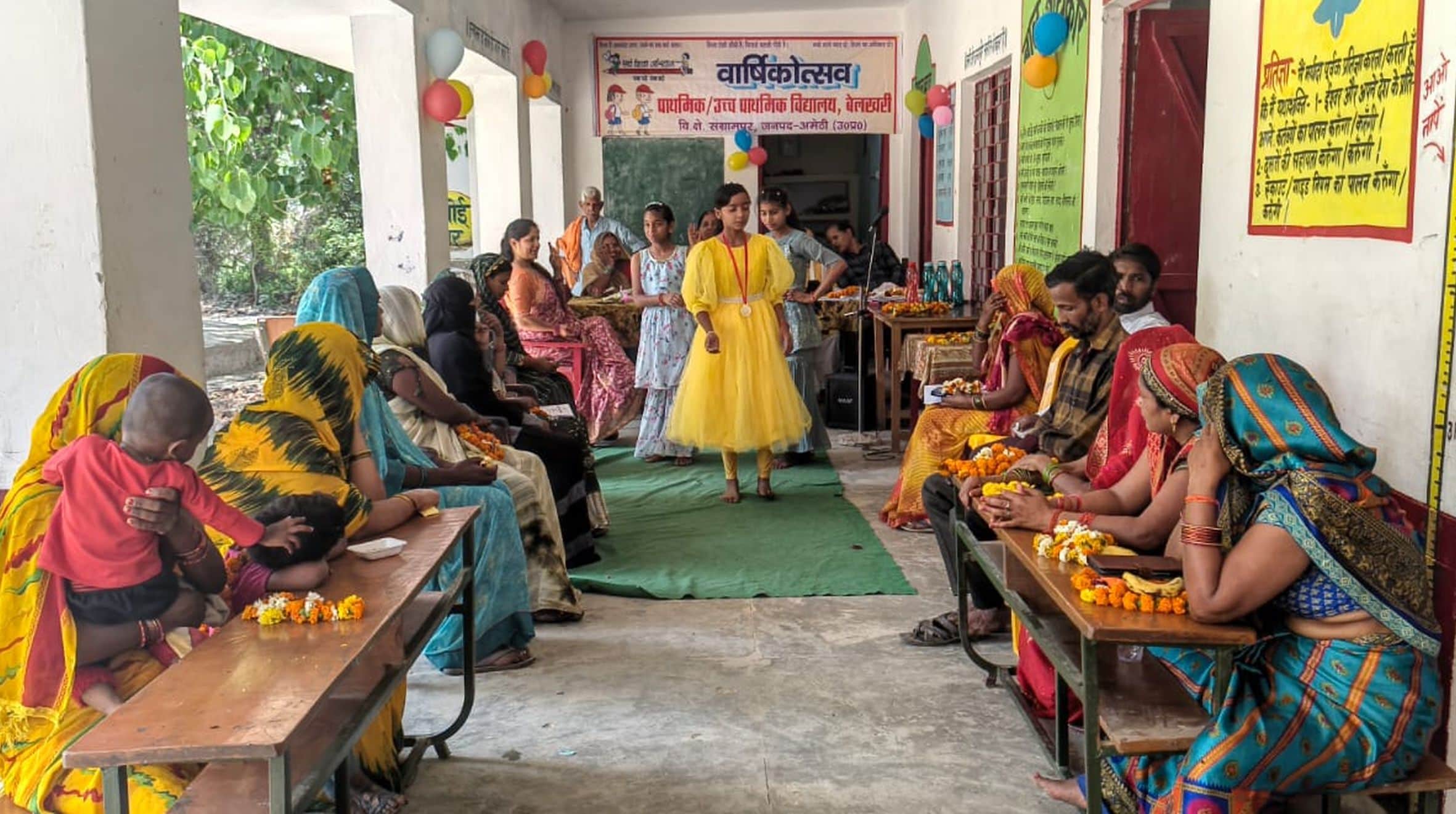 संग्रामपुर के कंपोजिट विद्यालय बेलखरी के वार्षिकोत्सव में मौजूद अभिभावक, विद्यार्थी और शिक्षक