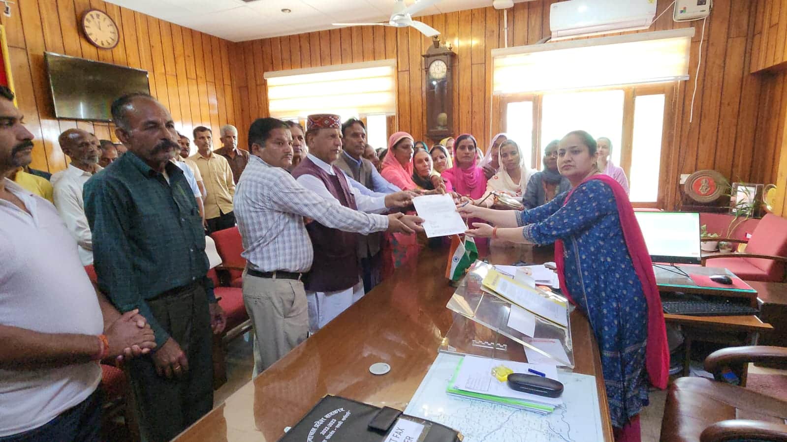 स्कूल बंद करने के मामले में नाहन में उपायुक्त को राज्यपाल के नाम ज्ञापन सौंपते डॉ राजीव बिंदल व