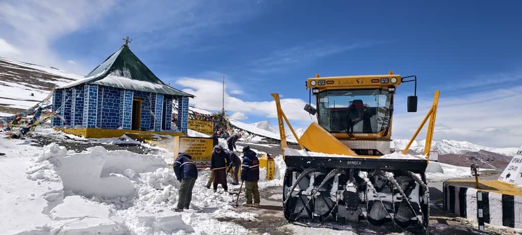 सीमा सड़क संगठन के मजदूर बर्फ हटाते हुएस्रोत – संवाद