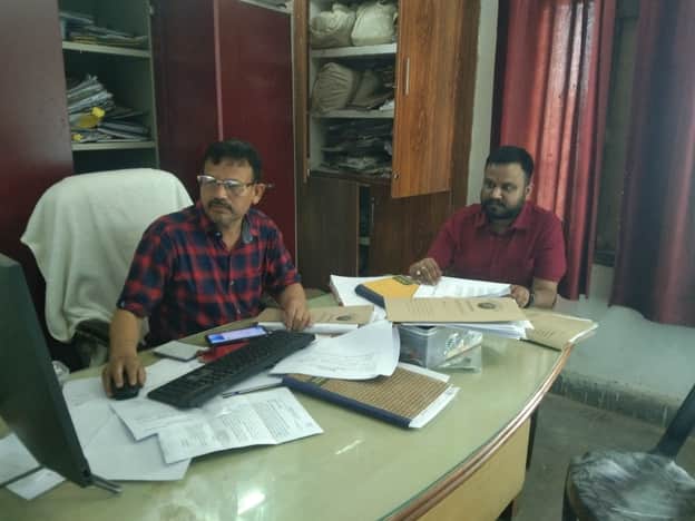 समाज कल्याण विभाग में छुट्टी के दिन काम करते कर्मचारी। - संवाद