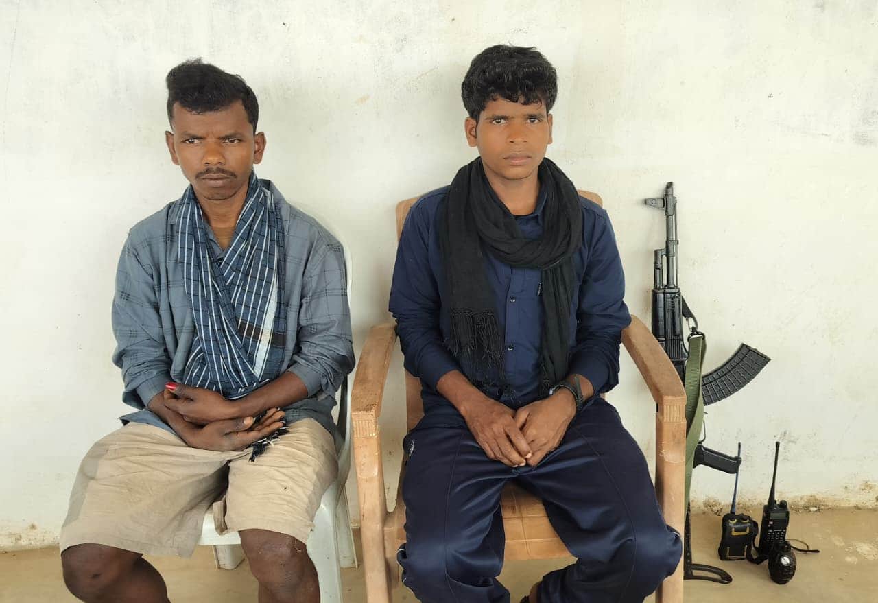 समर्पण करने आये नक्सली।