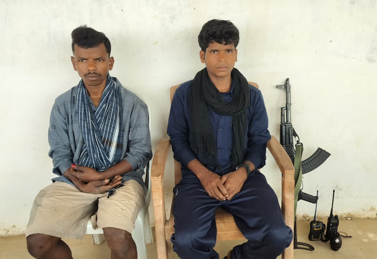 समर्पण करने आये नक्सली।