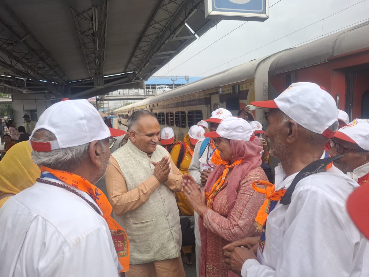 The outgoing mayor welcomed the pilgrims who returned after visiting Ram Lalla.
