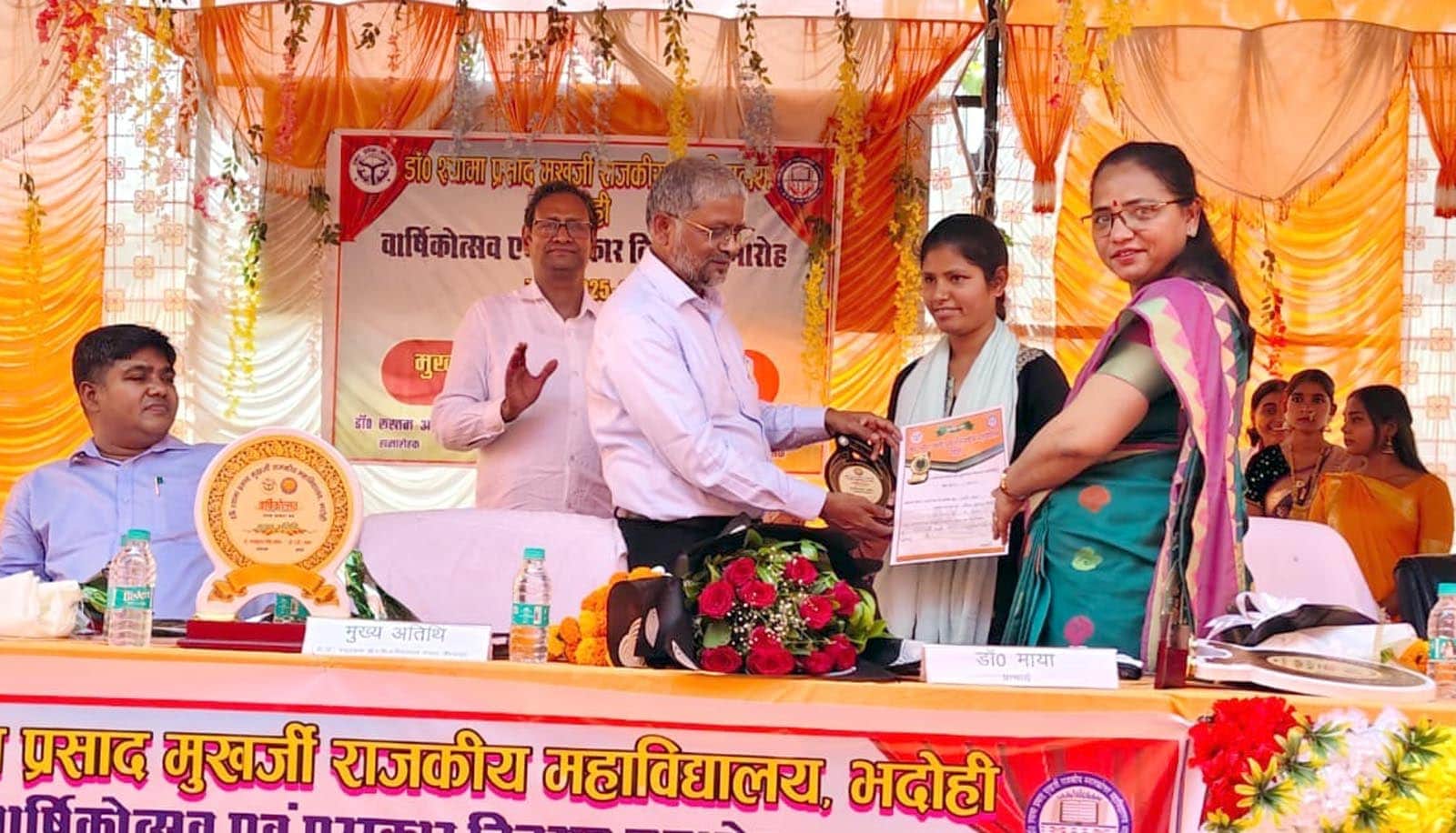 स्नातक कला में सर्वोच्च अंक पाने वाली स्वाती यादव को सम्मानित करते अतिथि। स्रोत-महाविद्यालय