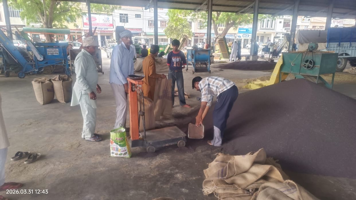 Despite repeated notices, the commission agents did not bring digital weighing scales.