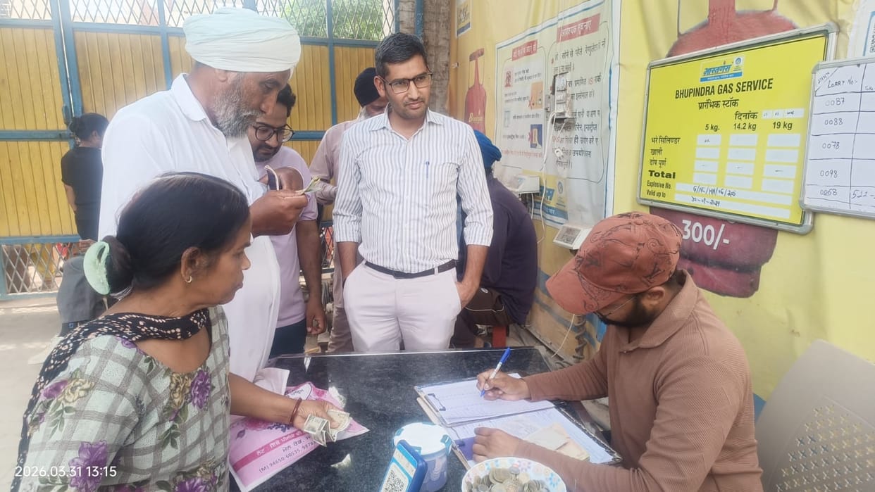 Gas agency exposed in front of DFSC, charged Rs 36 extra from consumer