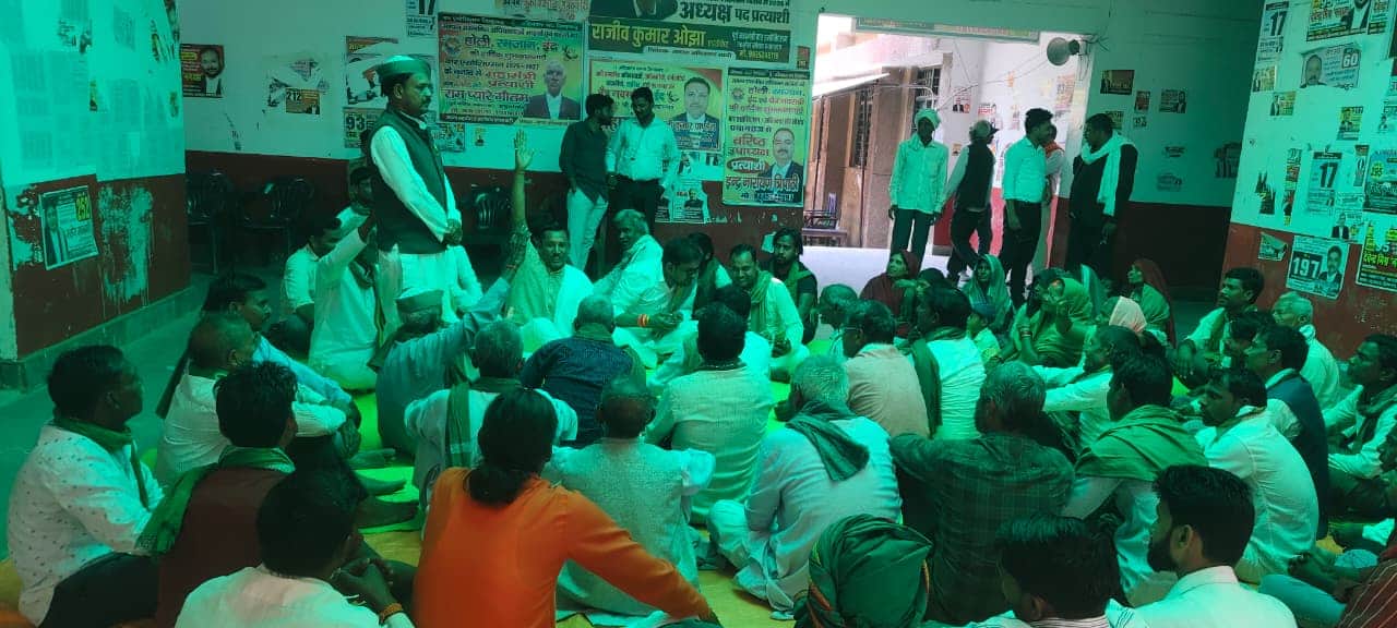 सोरांव --- तहसील सोरांव परिसर में धरना प्रदर्शन करते भाकियू अराजनैतिक कार्यकर्ता