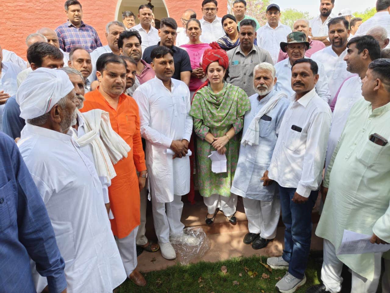 स्वास्थ्य मंत्री आरती सिंह राव से भेंट करते सरंपच, पच व अन्य। स्रोत : ग्रामीण