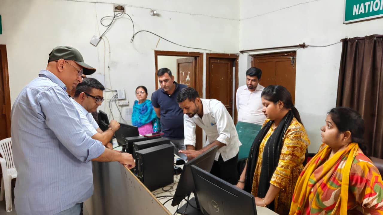 शहर की अनाज मंडी में बने किसान सहायता केंद्र में खरीद से पहले व्यवस्था जांचते डीएफएससी। संवाद