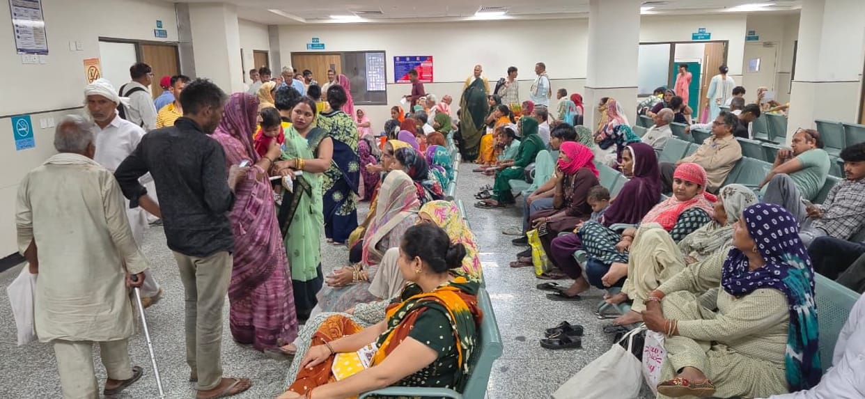 Due to the change in weather, there is a queue of patients in the medical college, OPD reached two thousand.