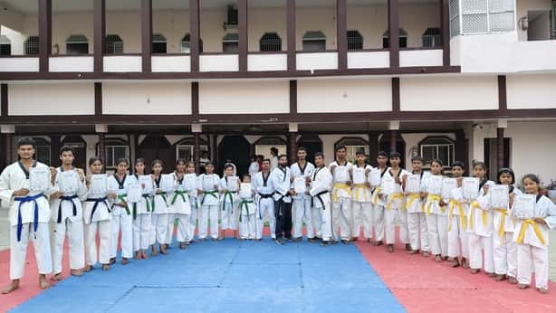 शहर के तमसा मार्ग स्थित निजी स्पोर्ट्स क्लब में ताइक्वांडो खिलाड़ियों को प्रदर्शन के आधार पर