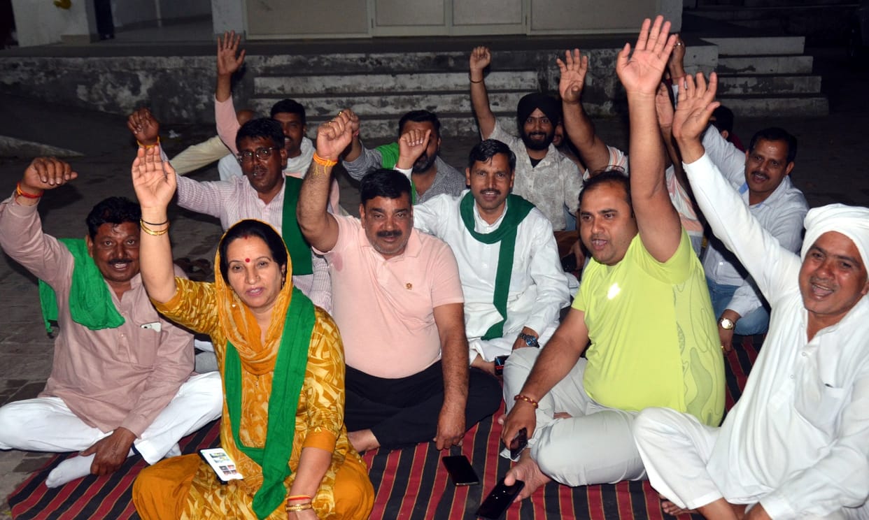 Bhakiyu workers staged a sit-in at police stations, raising slogans.