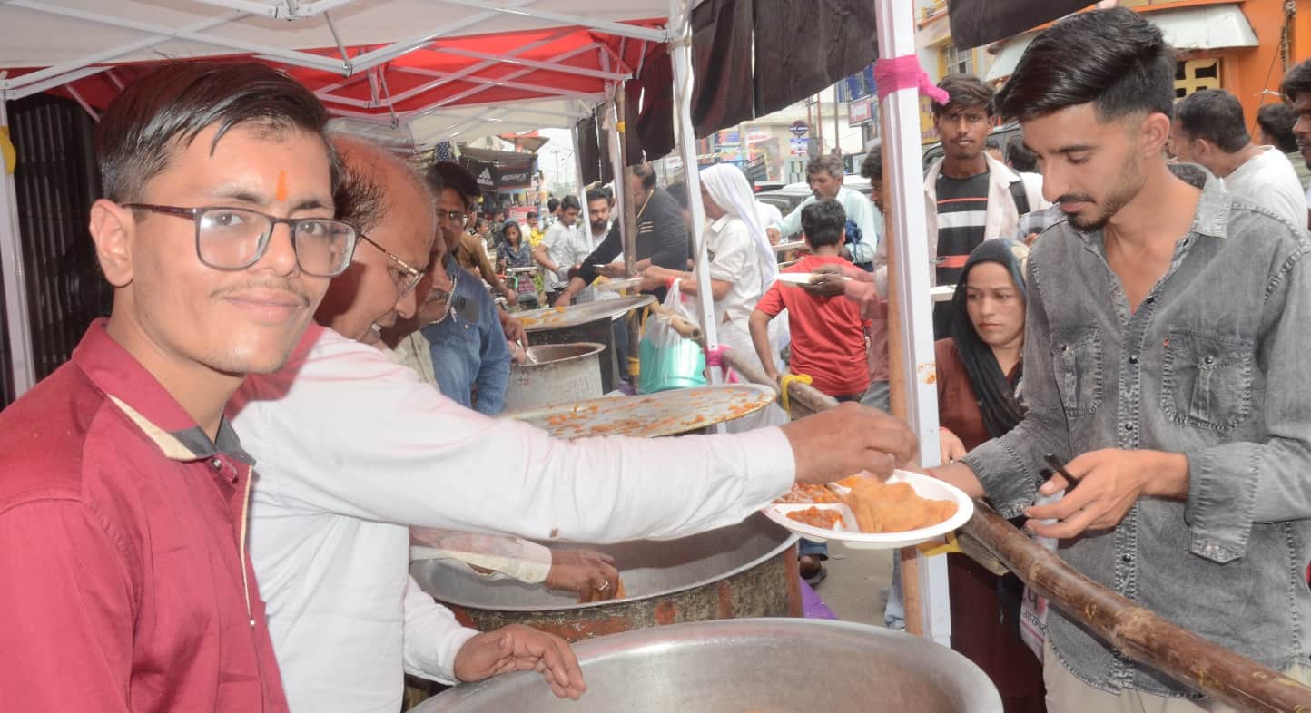 शामली में सुभाष चौक पर महावीर जयंती पर  आयोजित भंडारे में प्रसाद का वितरण करते जैन समाज  के लोग