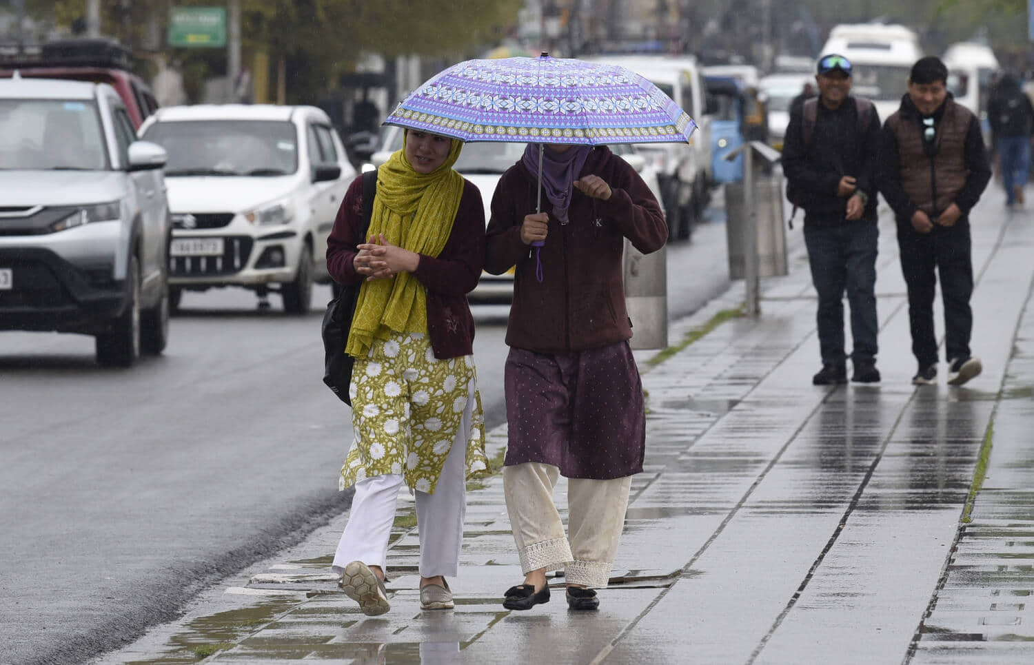 श्रीनगर में बारिश के दौरान लोग। संवाद