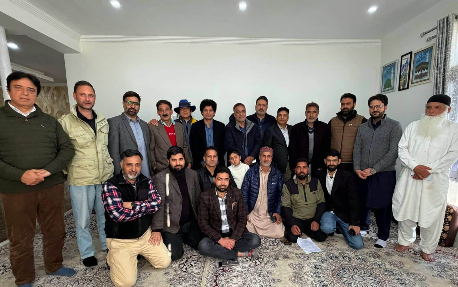 श्रीनगर में एआईपी की बैठक के बाद नेता। संवाद