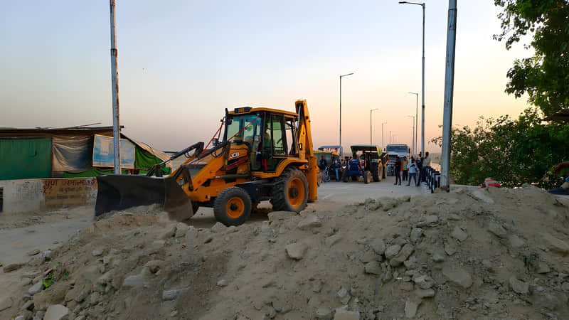 .टांडा-बस्ती सीमा पर लुंबिनी-दुद्धी मार्ग पर सरयू नदी पर बने टांडा-कलवारी पुल का मरम्मत कार्य प