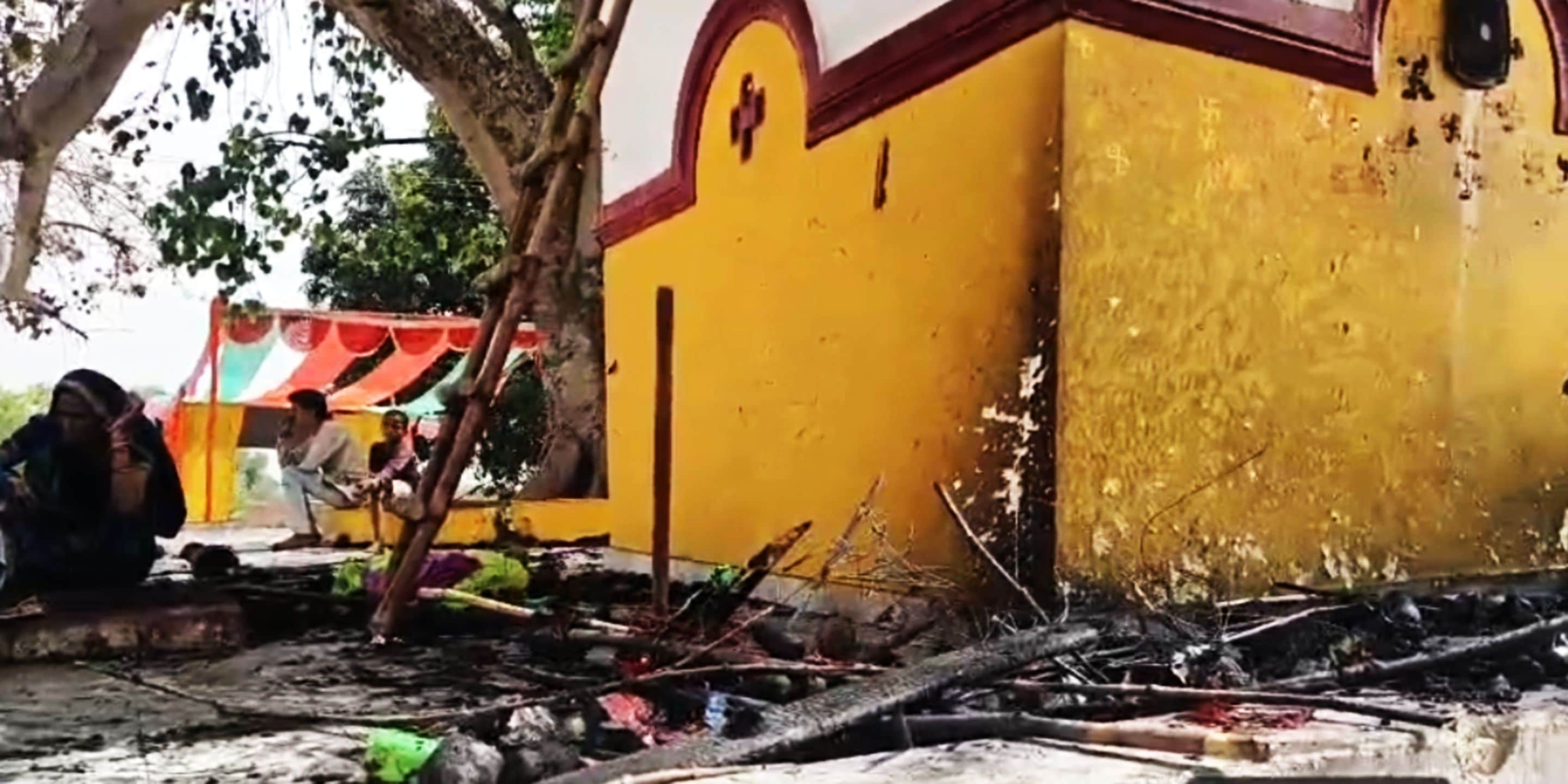 टूंडला के गांव दरगपुर में नेजाओं में लगी आग बुझने के बाद देखते महिलासंवाद