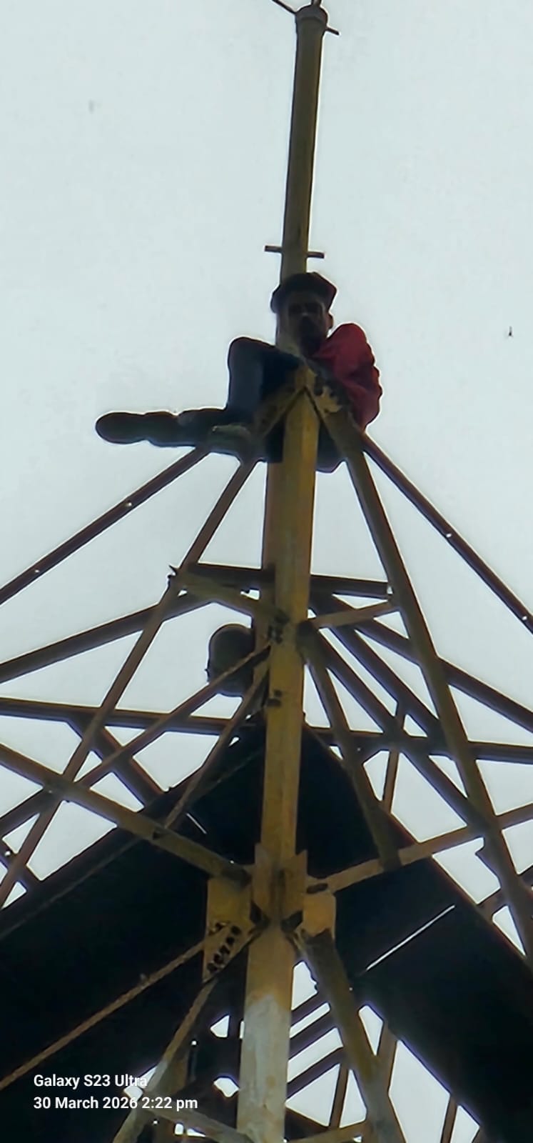 Young Man Climbs 110-Meter-High Mobile Tower to Marry Girlfriend