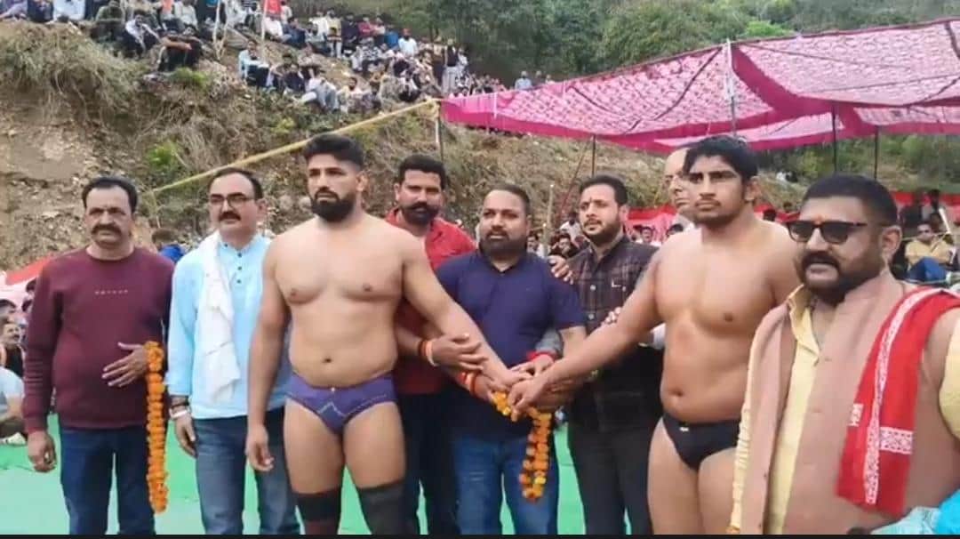 दंगल की शुरूआत करवाते आयोजक।