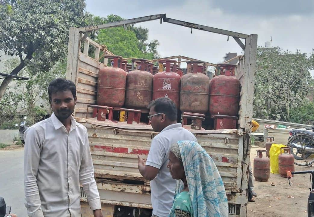 दुल्हुपुर बाजार में उपभोक्ताओं को रसोई गैस का वितरण करने पहुंचा गैस एजेंसी का वाहन। 