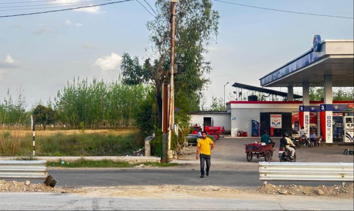 दिल्ली-देहरादून एक्सप्रेसवे पर पेट्रोल पंप के सामने खुला अवैध कट। संवाद