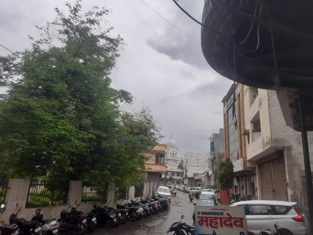 The weather changed in the afternoon and it rained in the late evening.