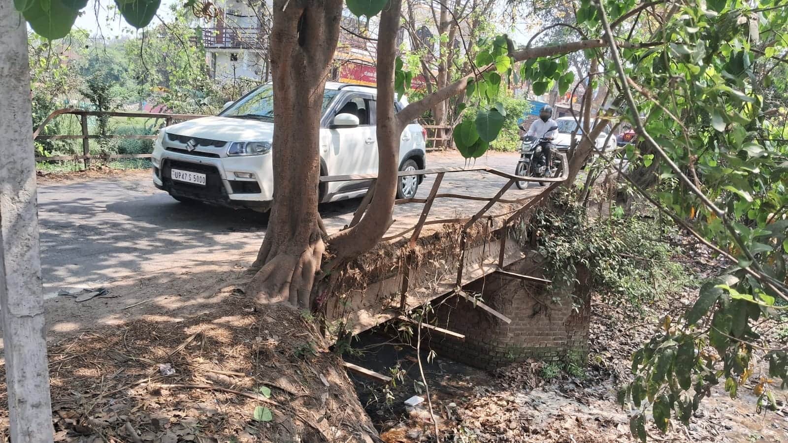 दर्जीकुआं-मनकापुर मार्ग पर चमदई के जर्जर पुल से आवागमन करते लोग। - संवाद