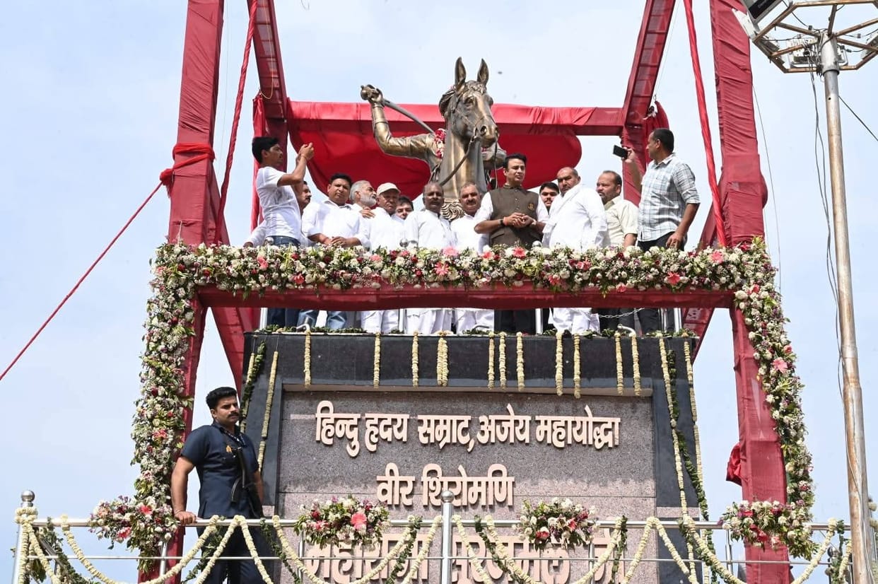 Former MLA Sangeet Som garlanded the statue of Maharaja Surajmal.