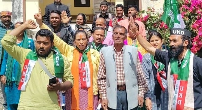 Forest department demolished the house without notice, angry people protested in the tehsil.