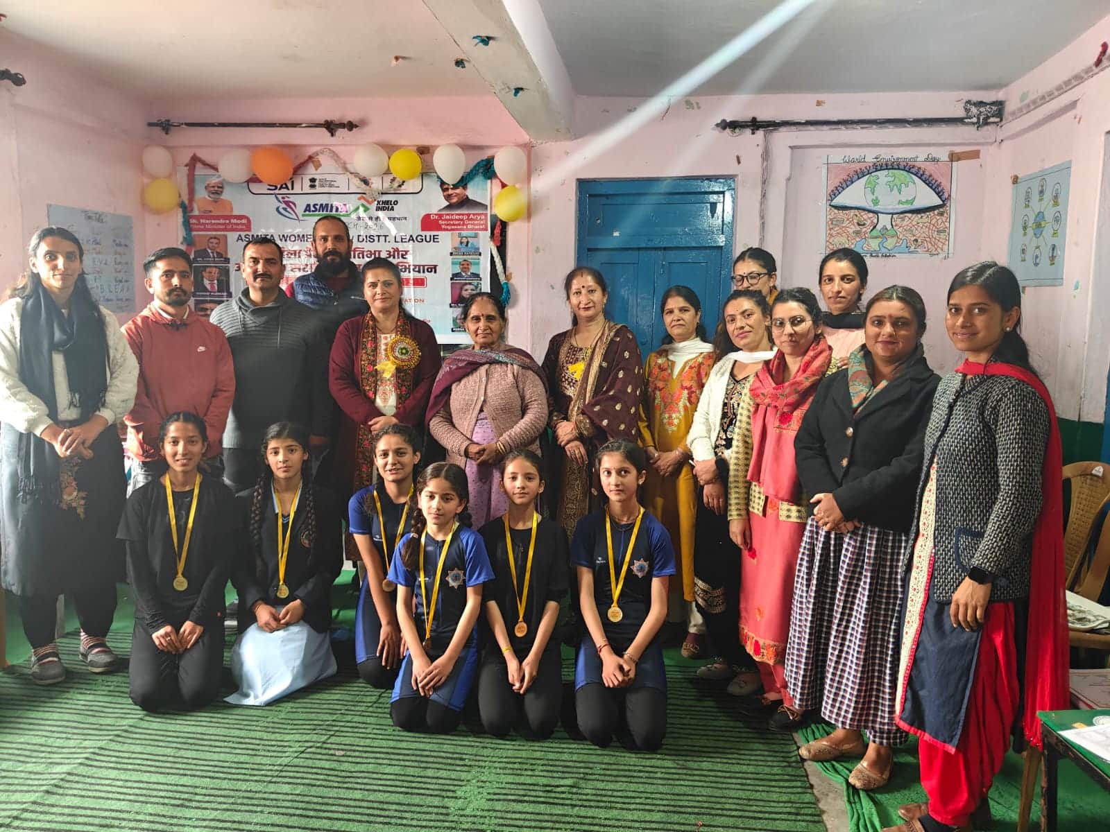 दस्सन स्कूल राजगढ़ में आयोजित योगासन प्रतियोगिता के विजेता प्रतिभागी व अन्य। स्रोत: आयोजक