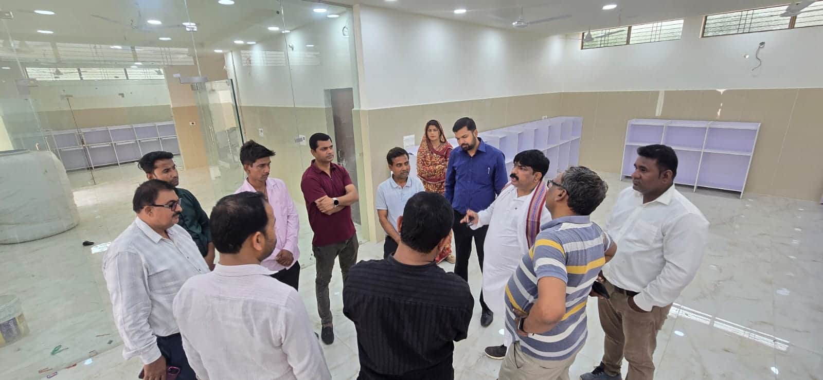 दुदही नगर पंचायत स्थित लाइब्रेरी का निरीक्षक करते अध्यक्ष प्रतिनिधि अजीम आलम व अन्य।स्रोत-सोशल