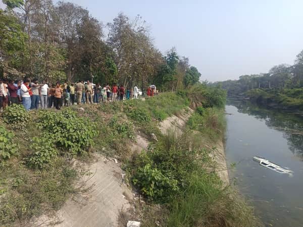 दवनहा में अनियंत्रित होकर गिरी बोलेरो और मौके पर जुटी भीड़ व  पुलिस।संवाद