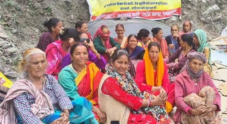 देवप्रयाग में शराब के ठेके के विरोध में धरने पर बैठी महिलाएं। संवाद