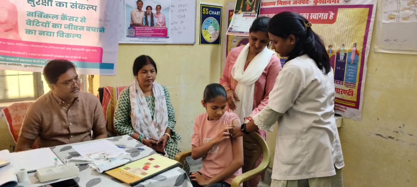 देवतहाँ सीएचसी पर टीकाकरण करती स्वास्थ्य विभाग की टीम।संवाद