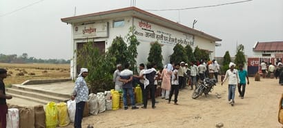 300 gas cylinders, 500 people came to collect them