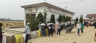 ढ़ोढ़ावीर बोगना स्थित जानकी मुरलीधर जेएमडी इंडेन गैस एजेंसी पर गैस सिलिंडर लेने के लिए लगी उपभ