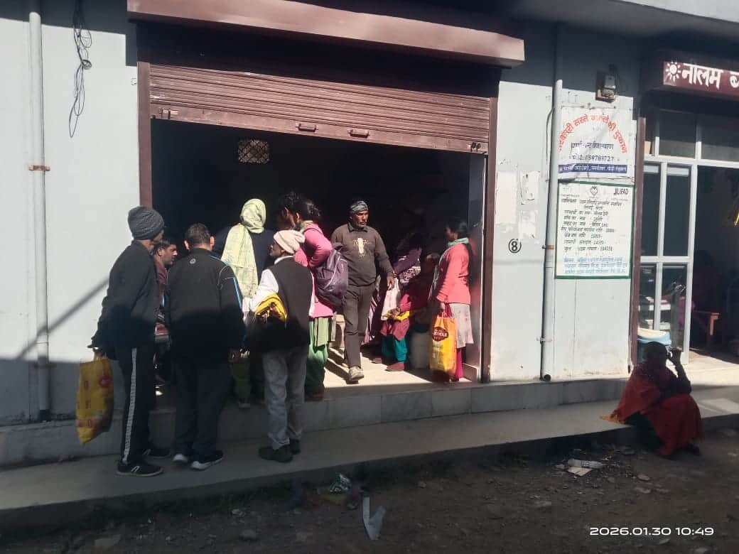 उमड़ा स्थित दिउली सस्ते गल्ले की दुकान में अपनी बारी का इंतजार करते कार्डधारक