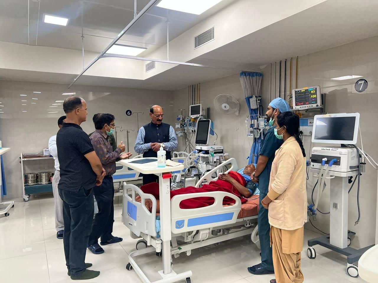 उप जिला चिकित्सालय के आईसीयू वार्ड का निरीक्षण करते स्वास्थ्यमंत्री सुबोध उनियाल। स्रोत जागरूक 