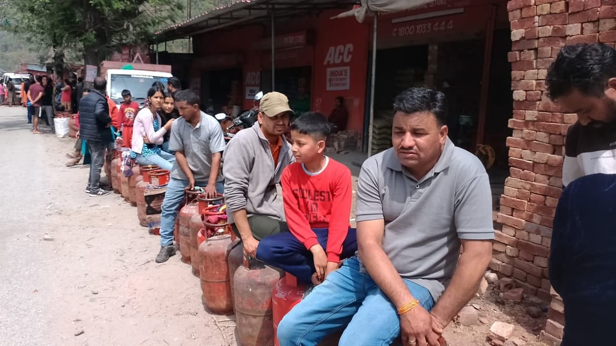 In Gangori, residents blocked a truck for five hours demanding the delivery of cooking gas cylinders.