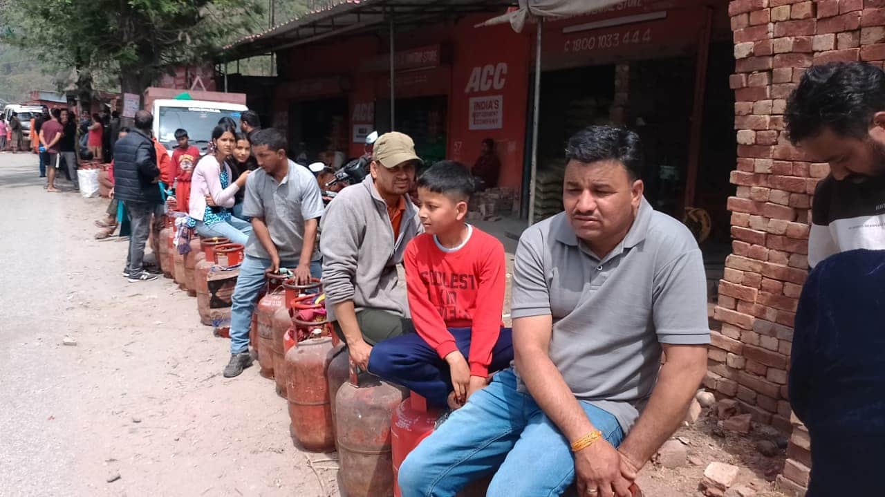 उत्तरकाशी के गंगोरी में रसोई गैस के लिए लाइन में लगे उपभोक्ता। संवाद