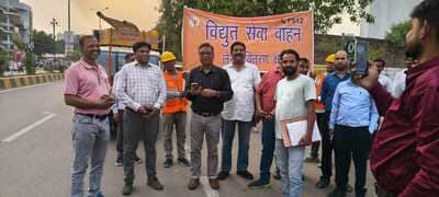 वाहन को दिखाई हरी झंडी।