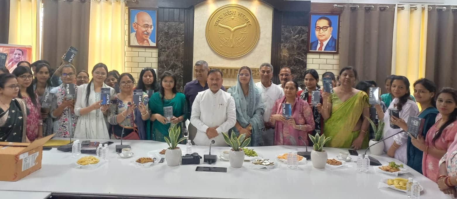 विकास भवन में आगनबाड़ी कार्यकत्रियों को वितरित किये गए टेबलेट । संवाद