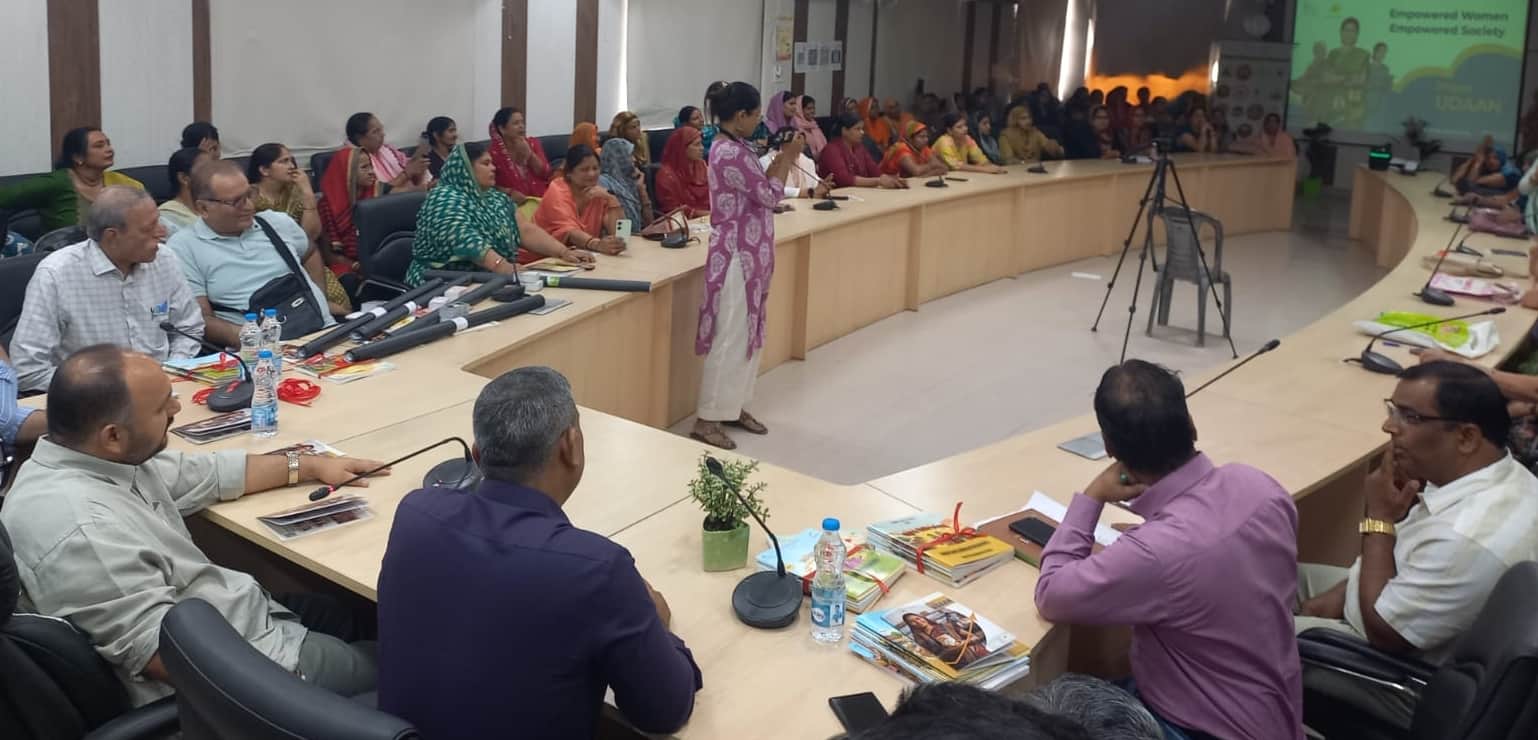 विकास भवन में आयोजित कार्यक्रम भाग लेते डीएम।स्रोत विभाग