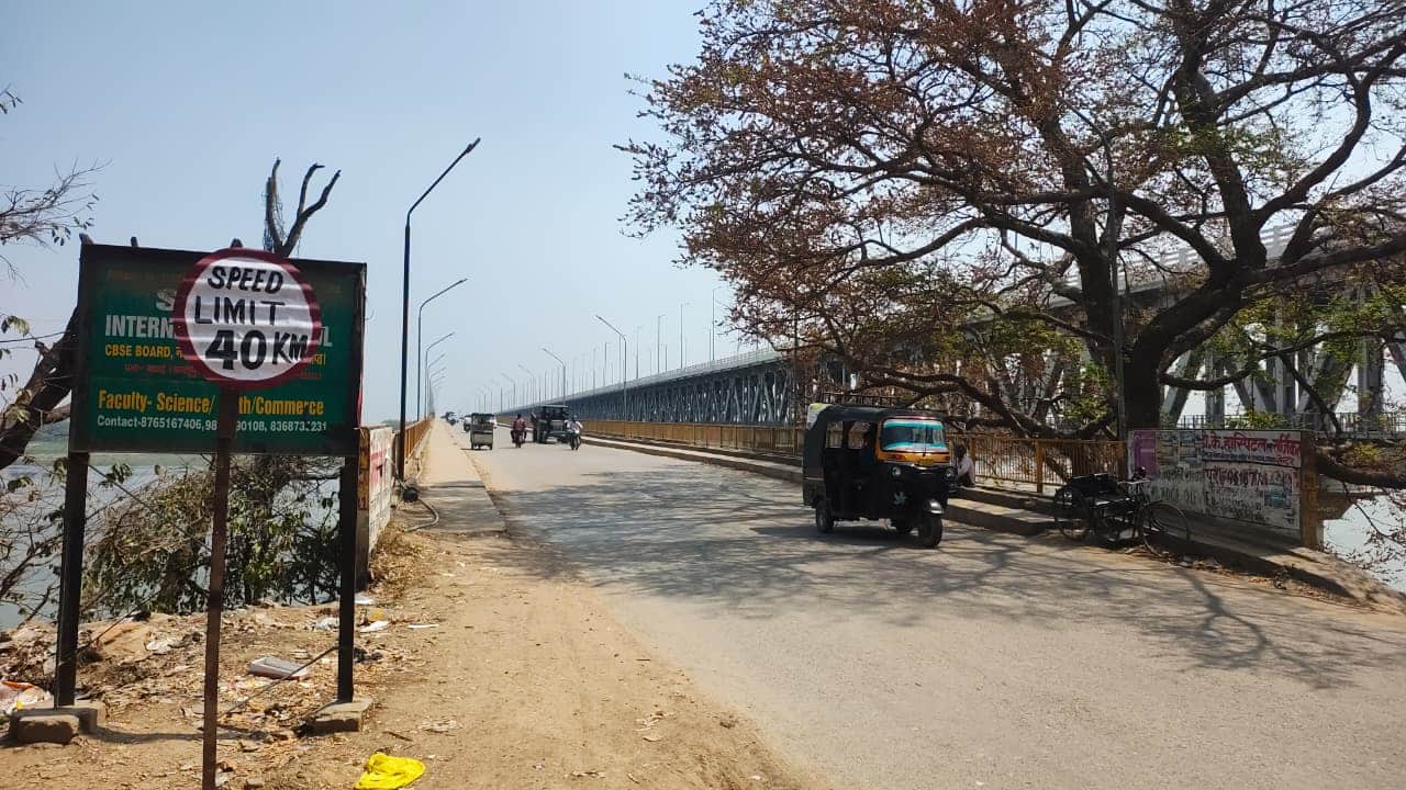 वीर अब्दुल हमीद सेतुु पर लगा स्पीड साइन बोर्ड। संवाद