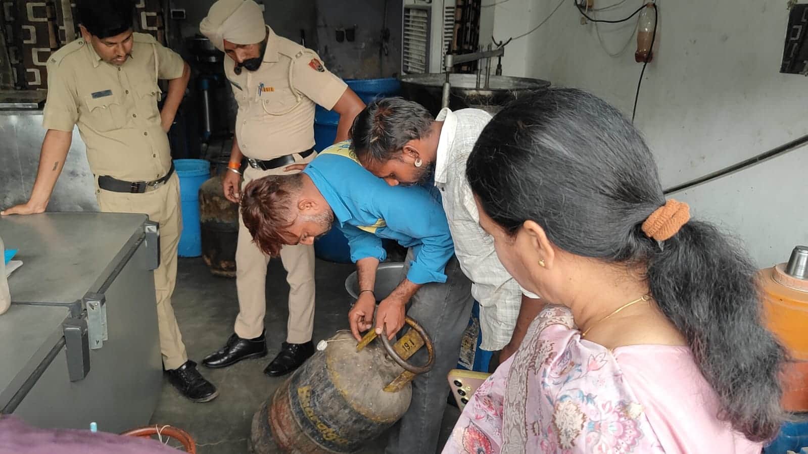 व्यावसायिक उपयोग की सूचना पर होटल में गैस सिलेंडर की जांच करते हुए खाद्य एवं आपूर्ति विभाग की ट