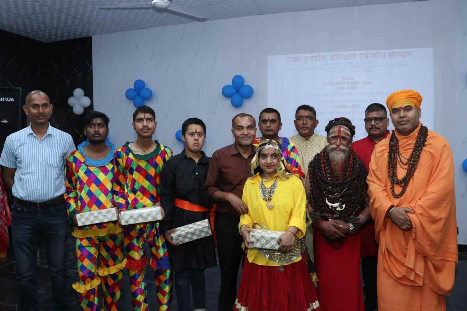 01-सिरतार में वार्षिकोत्सव के दौरान विद्यार्थियों को सम्मानित करते अतिथि। स्रोत- संस्थान