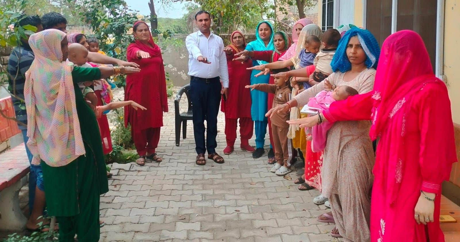 01जेएनडी01: बेटी बचाओं अभियान में शपथ लेती महिलाएं। स्रोत स्वास्थ्यकर्मी